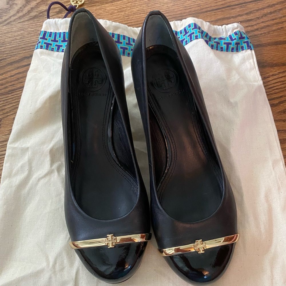 Tory Burch sally Cap Toe Wedge/Pump 6 black with patent & gold